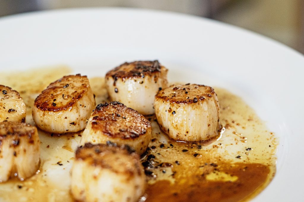 seared cooked scallops